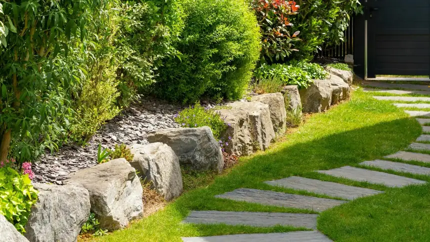 Allée de jardin et massifs paysagers entretenus par C.C Rénovation dans la vallée de l'Orne