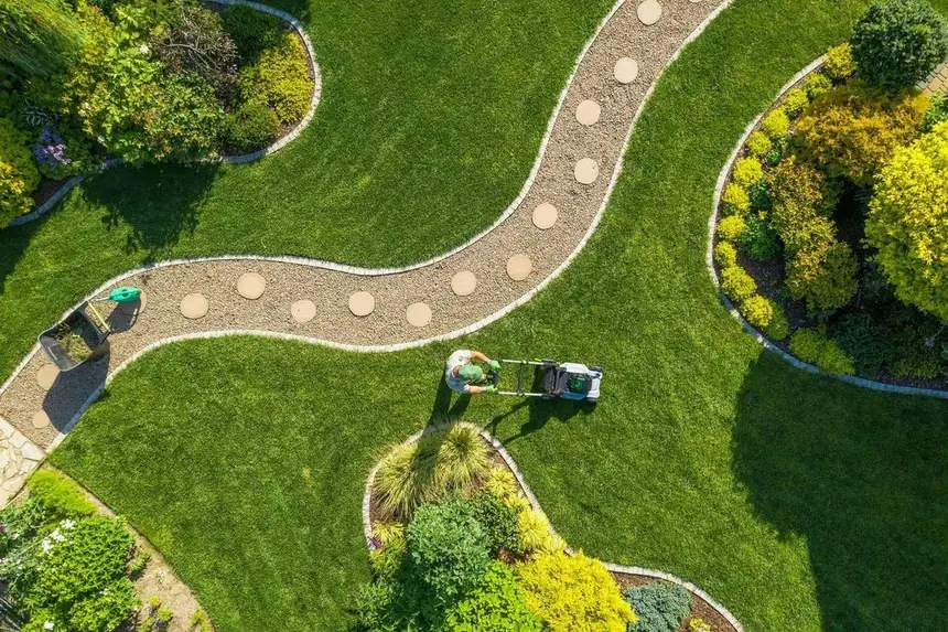 Jardin paysager entretenu vu du dessus, tonte en cours — calendrier d'entretien du jardin en Lorraine